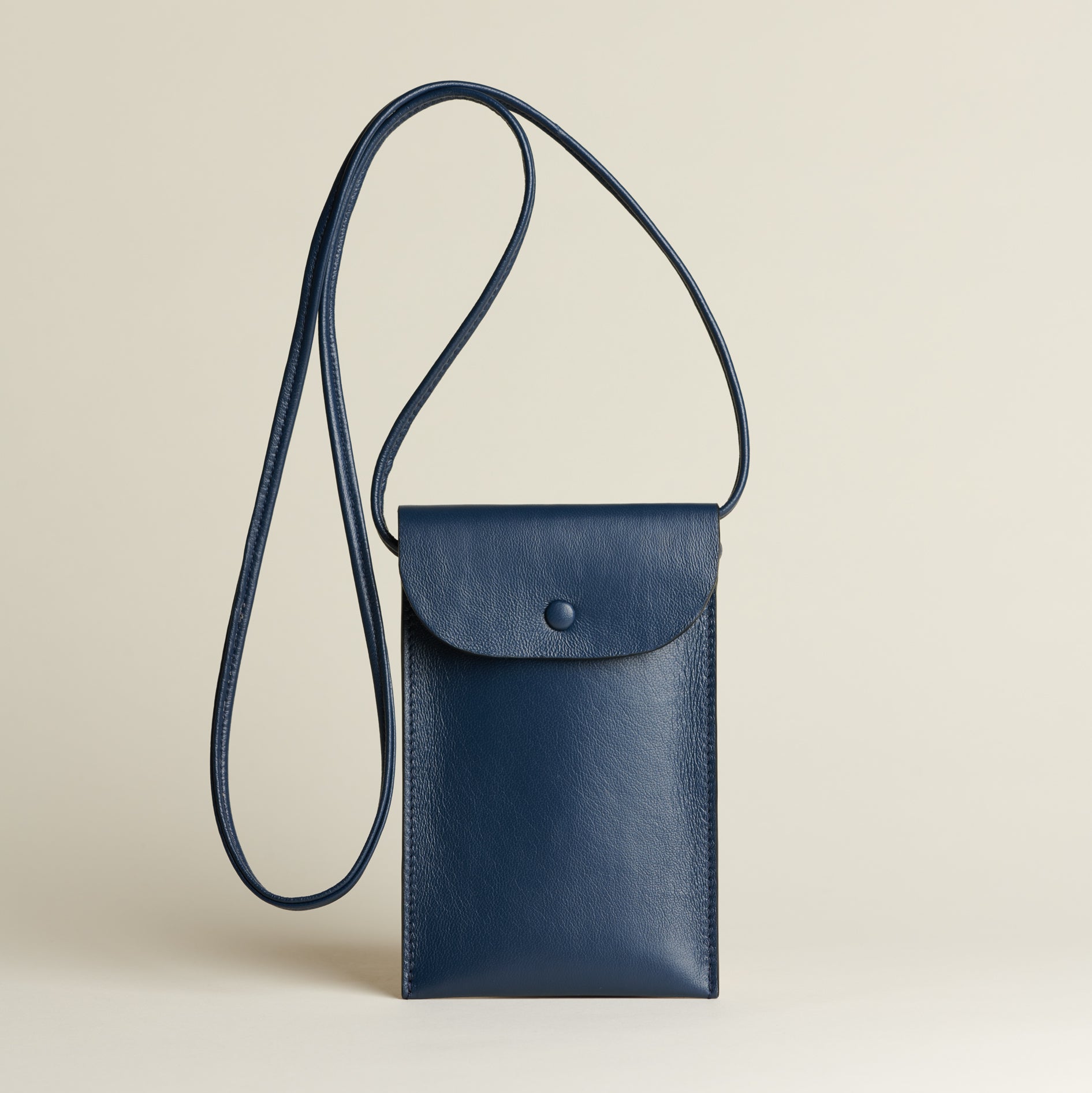 Idoine Bleu Nuit pochette smartphone cuir agneau sans initiales