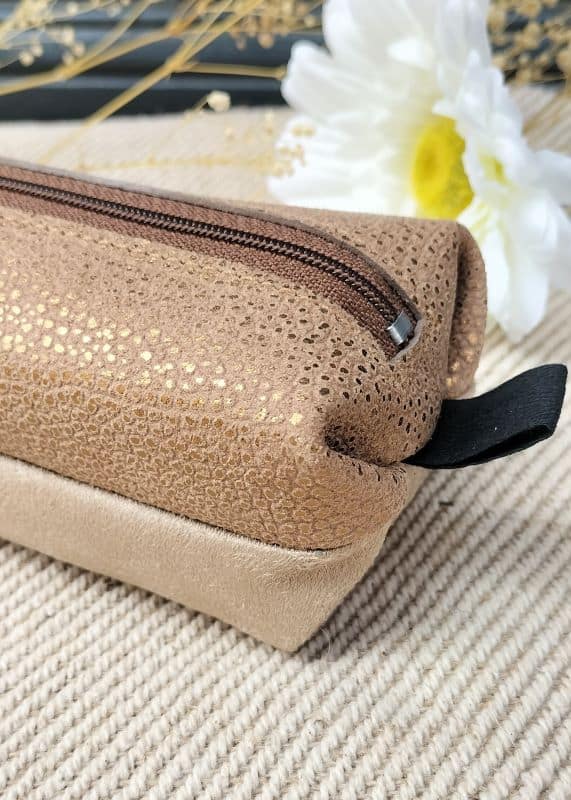 Camille Guiraud trousse cuir grainé nude doré beige bi-matière