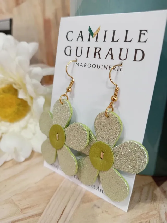 Camille Guiraud Marguerite boucles vert anis paillettes cuir