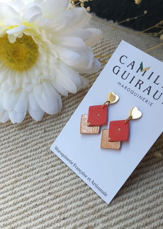 Camille Guiraud Boucles coeur corail rose métallisé cuir