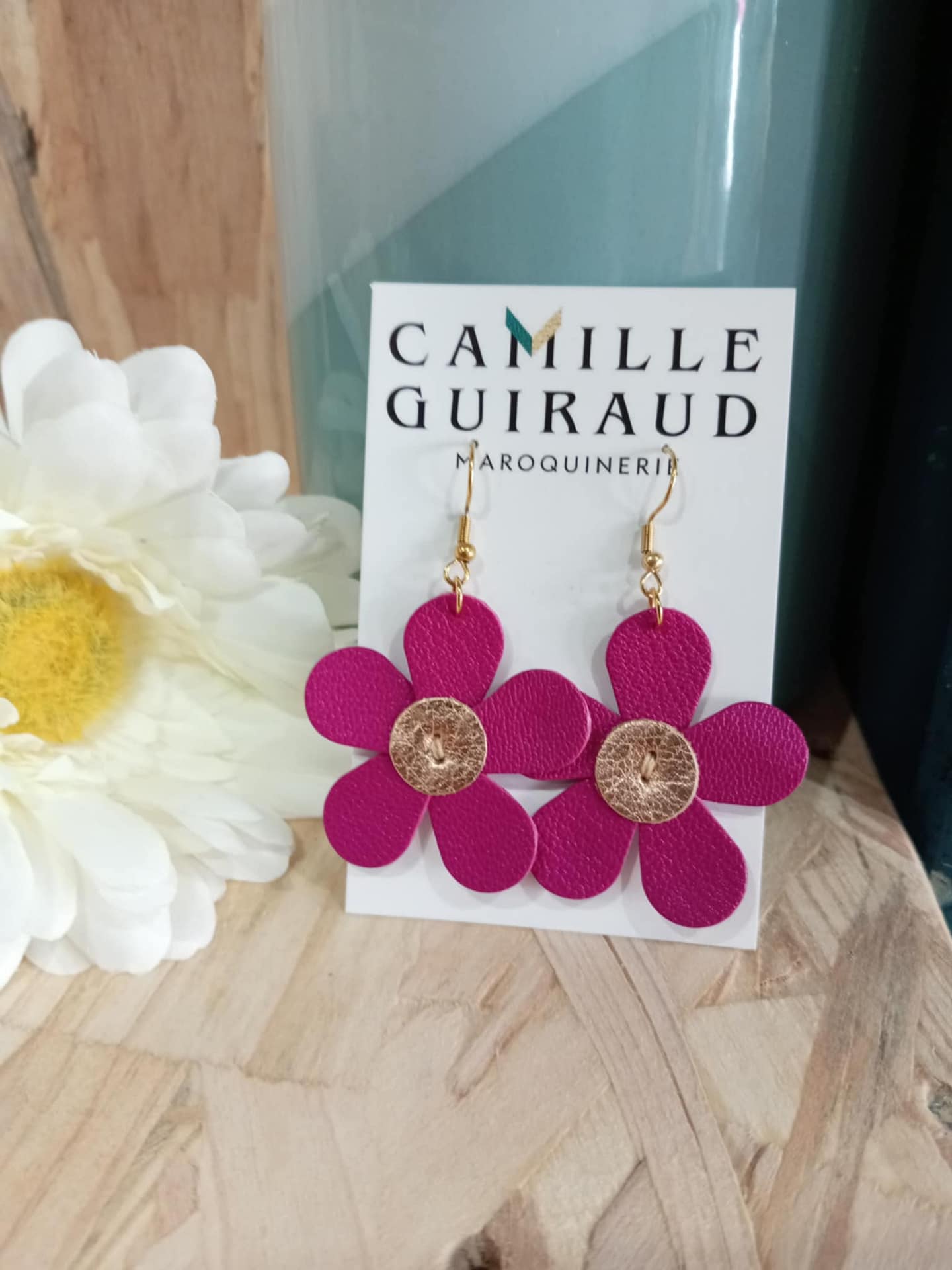 Camille Guiraud Marguerite boucles d'oreilles cuir fuchsia