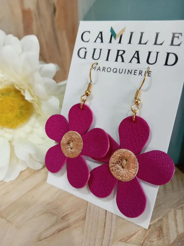 Camille Guiraud Marguerite boucles d'oreilles cuir fuchsia