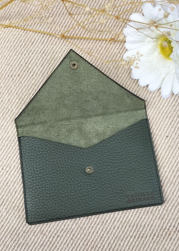 Camille Guiraud Porte-carte grise enveloppe vert kaki cuir