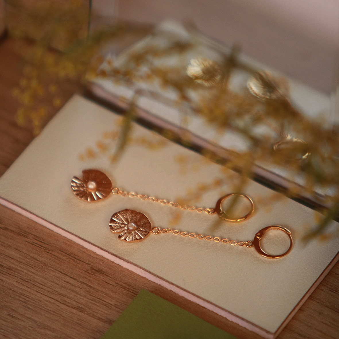 KIM JUDE Mini Nymphéas boucles d'oreilles dorées perles