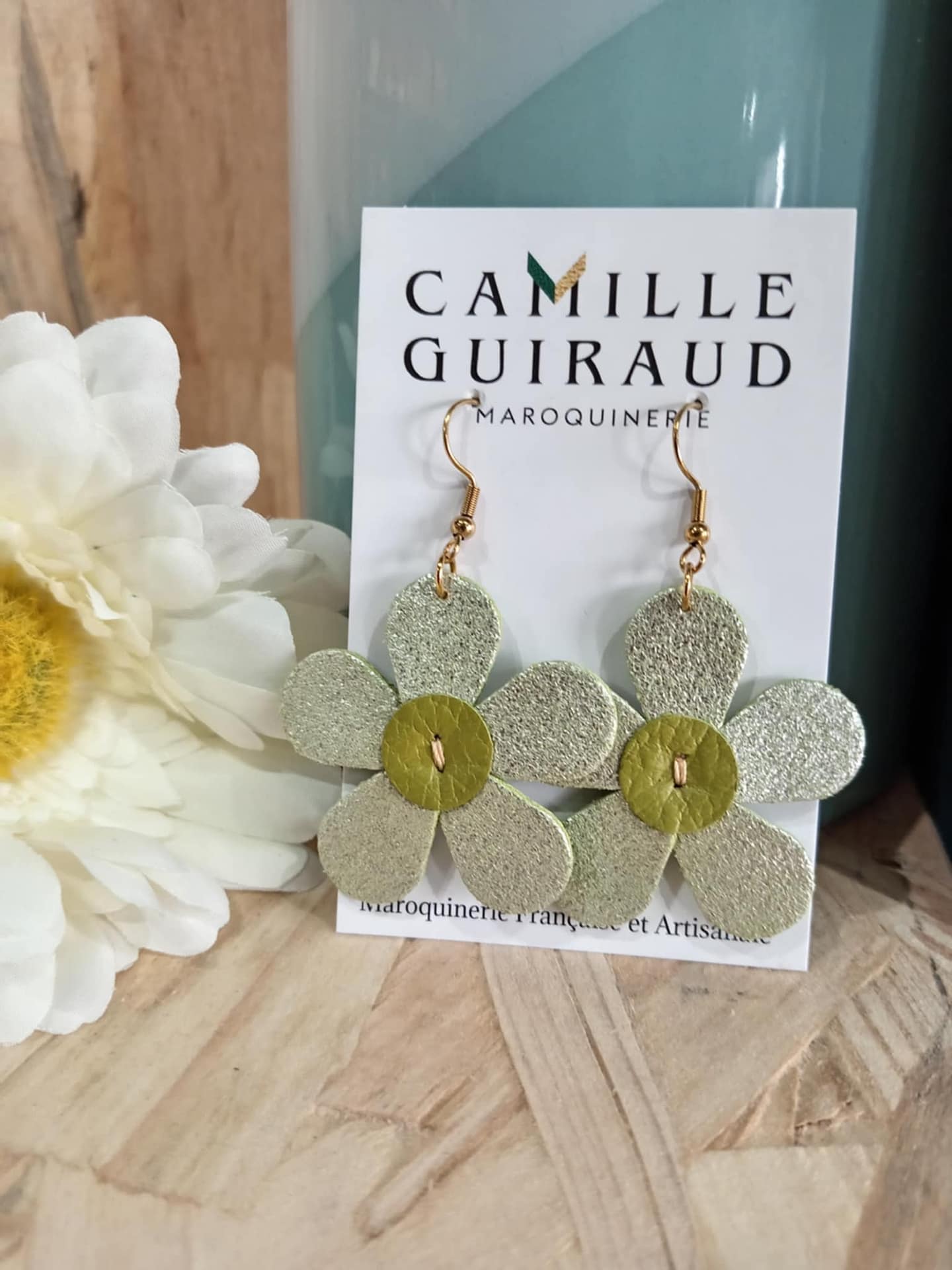 Camille Guiraud Marguerite boucles vert anis paillettes cuir
