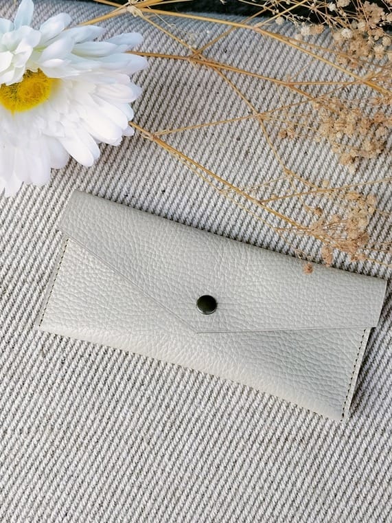Camille Guiraud Étui lunettes enveloppe crème cuir veau