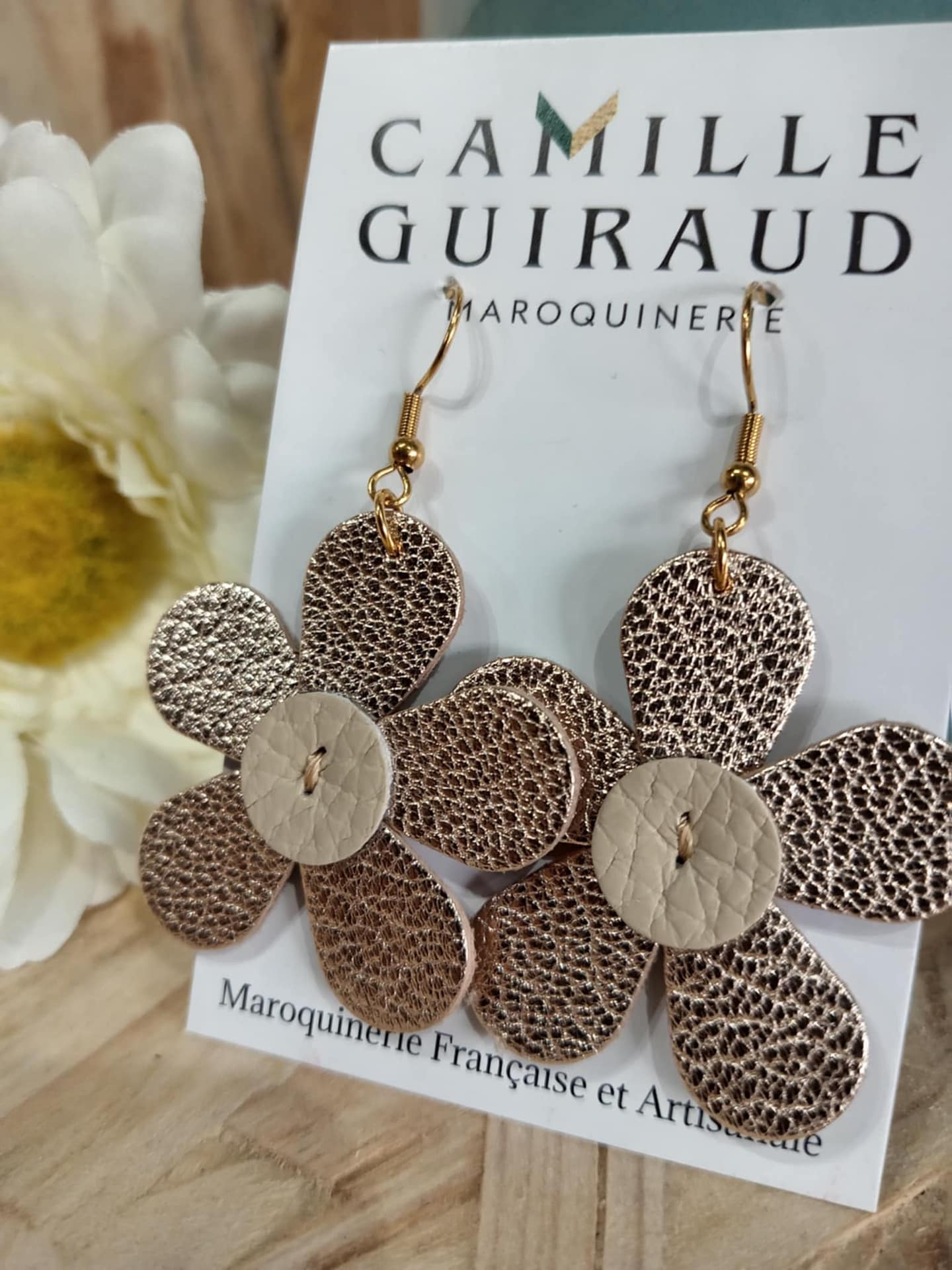 Camille Guiraud Boucles marguerite doré rosé fleur cuir
