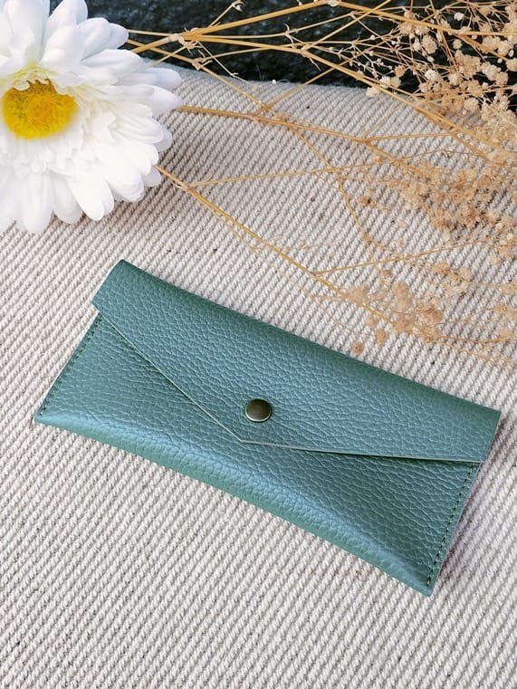 Camille Guiraud étui lunettes enveloppe vert cuir
