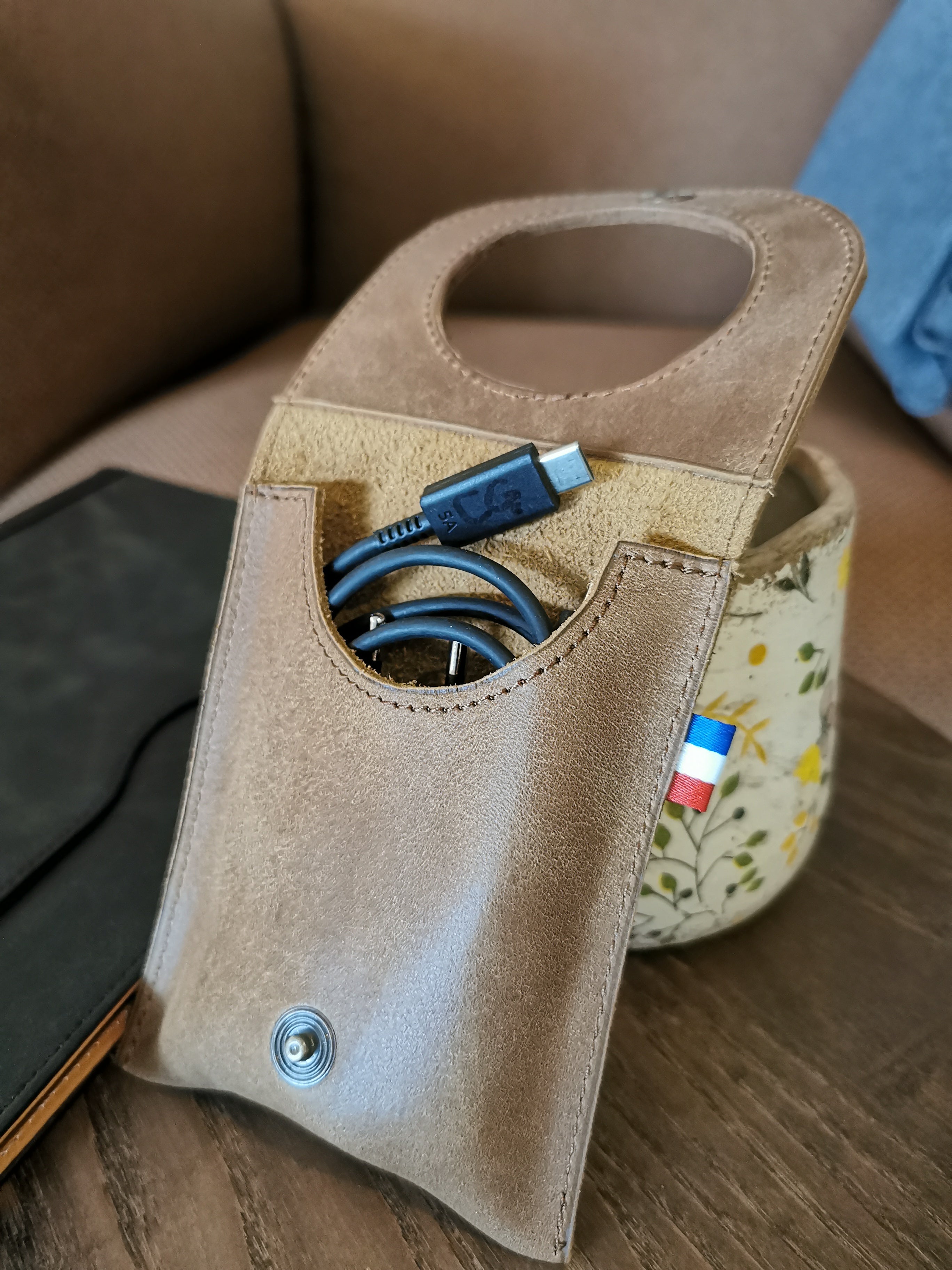 Fleur d'Orage étui chargeur cuir café nubuck