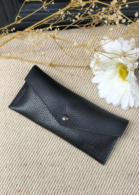 Camille Guiraud étui lunettes enveloppe noir grainé cuir