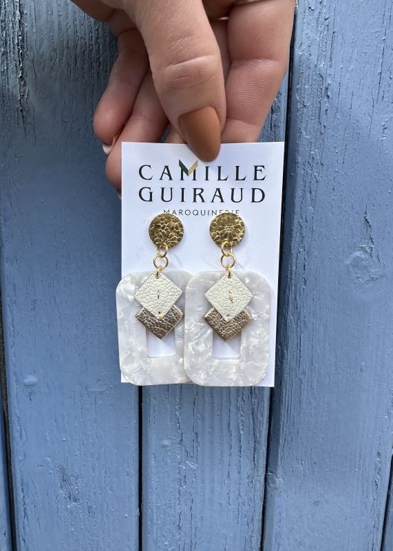 Camille Guiraud Julie blanc nacre boucles oreilles doré rectangle