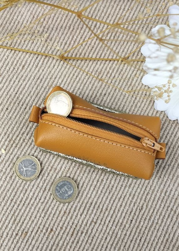 Camille Guiraud Baby-trousse jaune moutarde trousse caviar doré