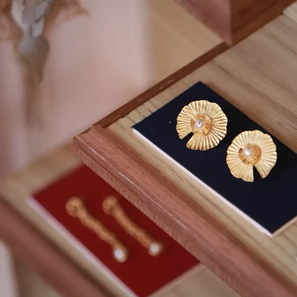 KIM JUDE Grandes Nymphéas boucles dorées perles