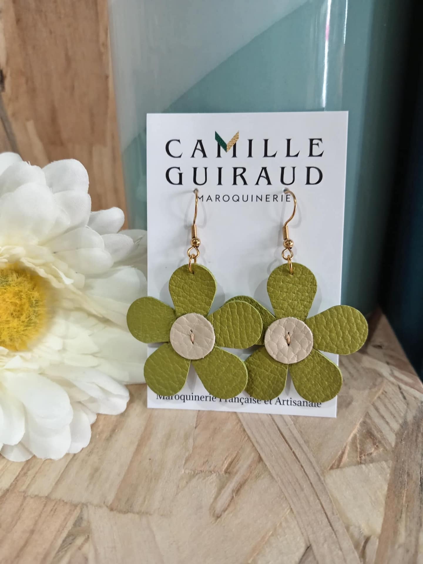 Camille Guiraud Marguerite boucles d'oreilles vert anis fleur cuir