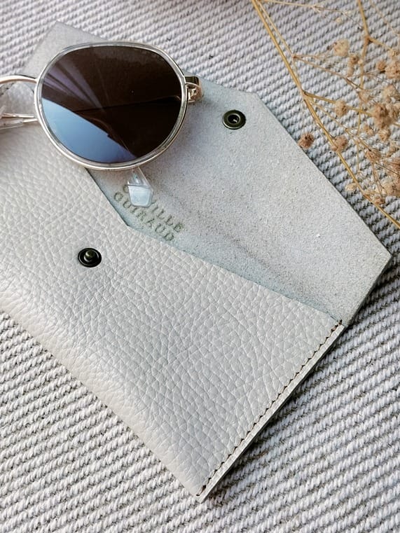 Camille Guiraud Étui lunettes enveloppe crème cuir veau