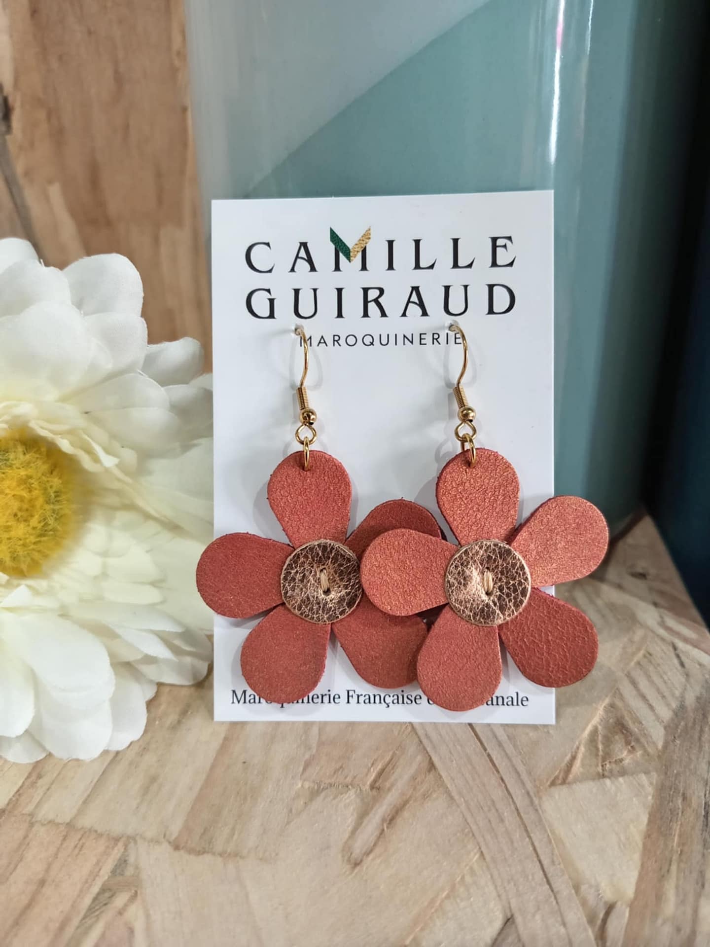 Camille Guiraud boucles marguerite orange paillettes cuir