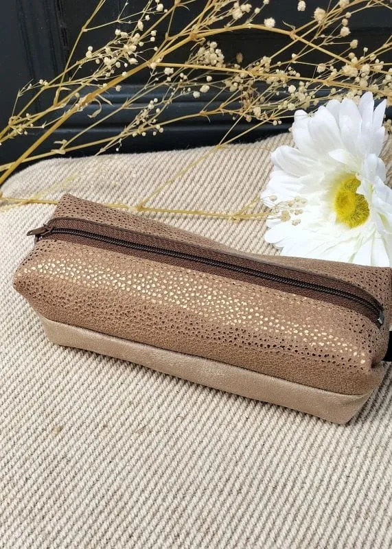 Camille Guiraud trousse cuir grainé nude doré beige bi-matière