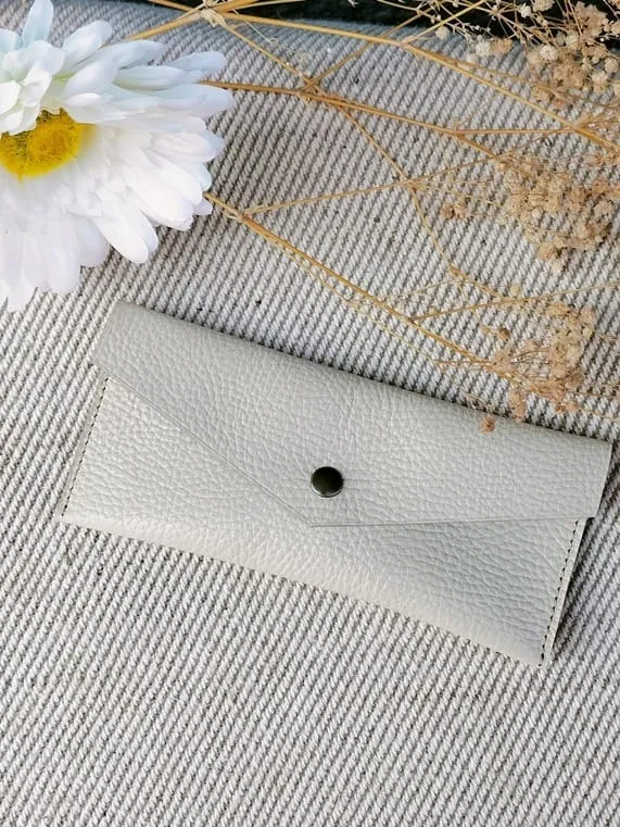 Camille Guiraud Étui lunettes enveloppe crème cuir veau