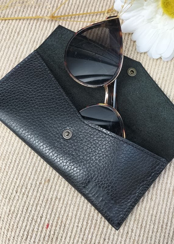 Camille Guiraud étui lunettes enveloppe noir grainé cuir