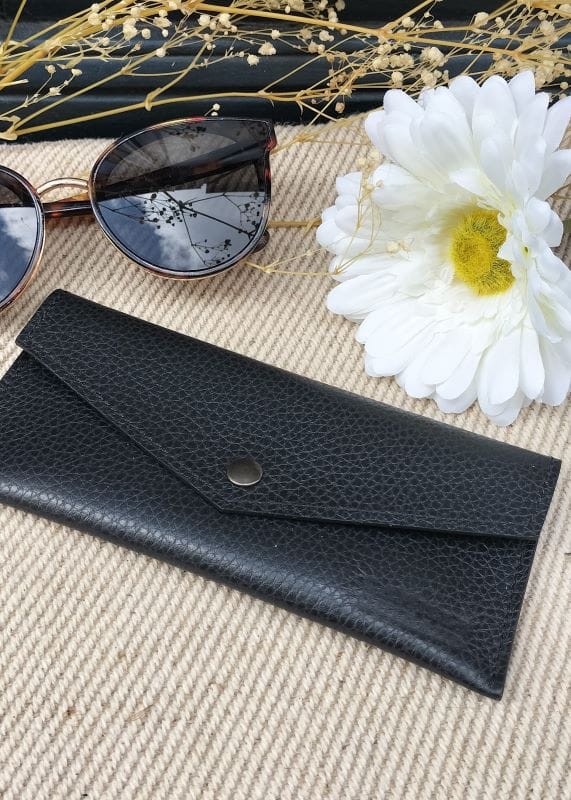 Camille Guiraud étui lunettes enveloppe noir grainé cuir