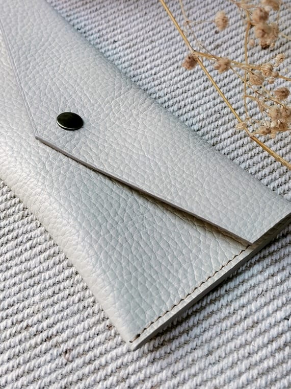 Camille Guiraud Étui lunettes enveloppe crème cuir veau
