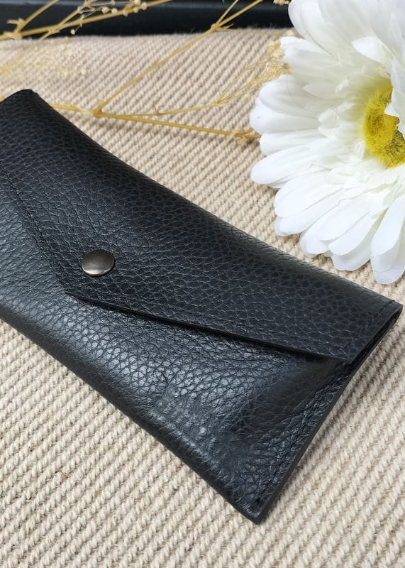 Camille Guiraud étui lunettes enveloppe noir grainé cuir
