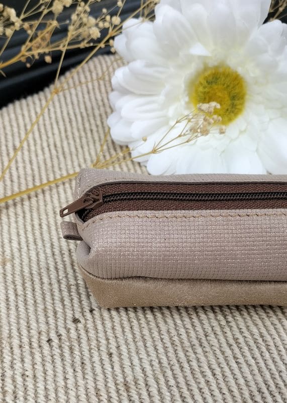 Camille Guiraud Baby-trousse beige carreau paillettes cuir tissu