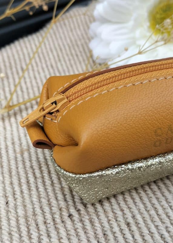 Camille Guiraud Baby-trousse jaune moutarde trousse caviar doré