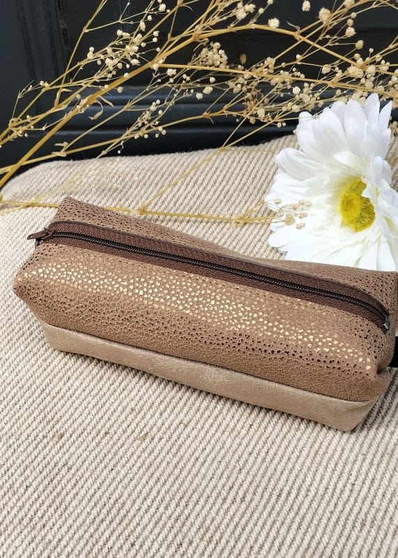 Camille Guiraud trousse cuir grainé nude doré beige bi-matière