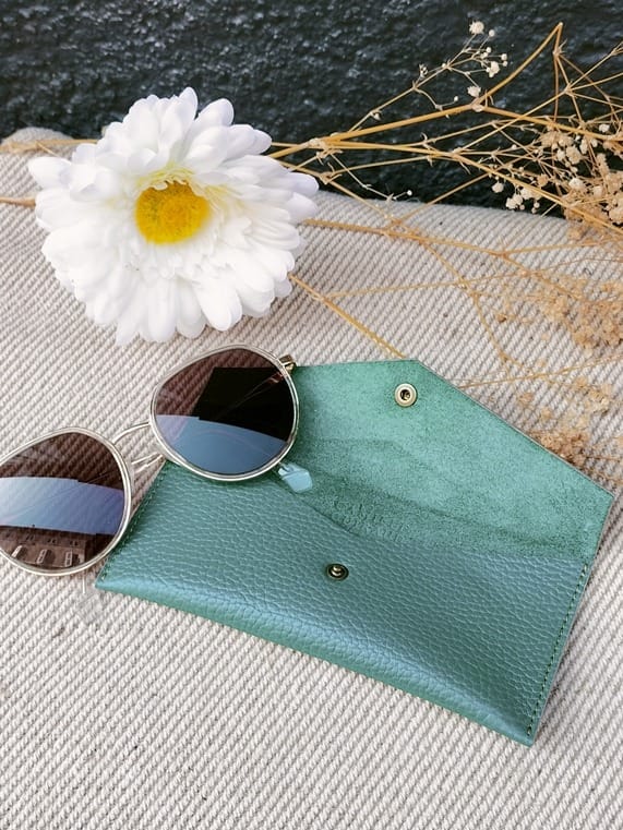 Camille Guiraud étui lunettes enveloppe vert cuir