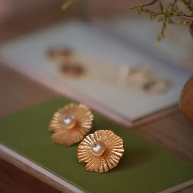 KIM JUDE Petites Nymphéas boucles d’oreilles dorées