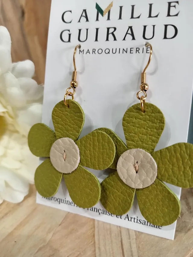 Camille Guiraud Marguerite boucles d'oreilles vert anis fleur cuir