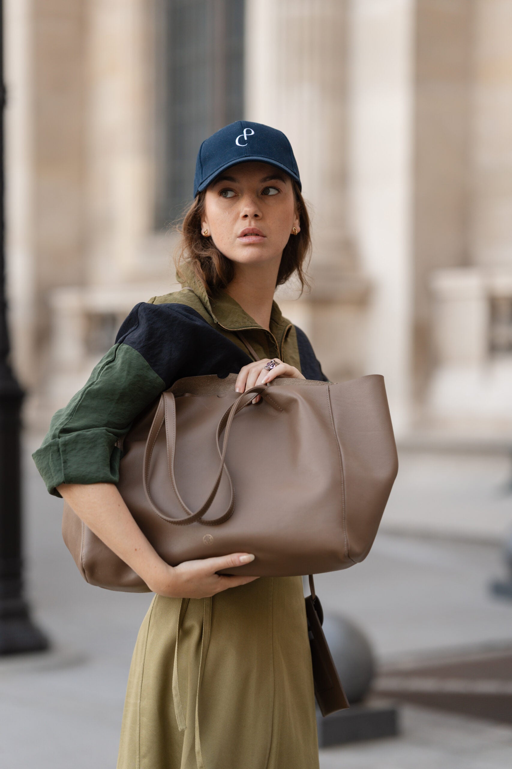 Idoine Soie de Cuir Taupe cabas cuir veau sans initiales