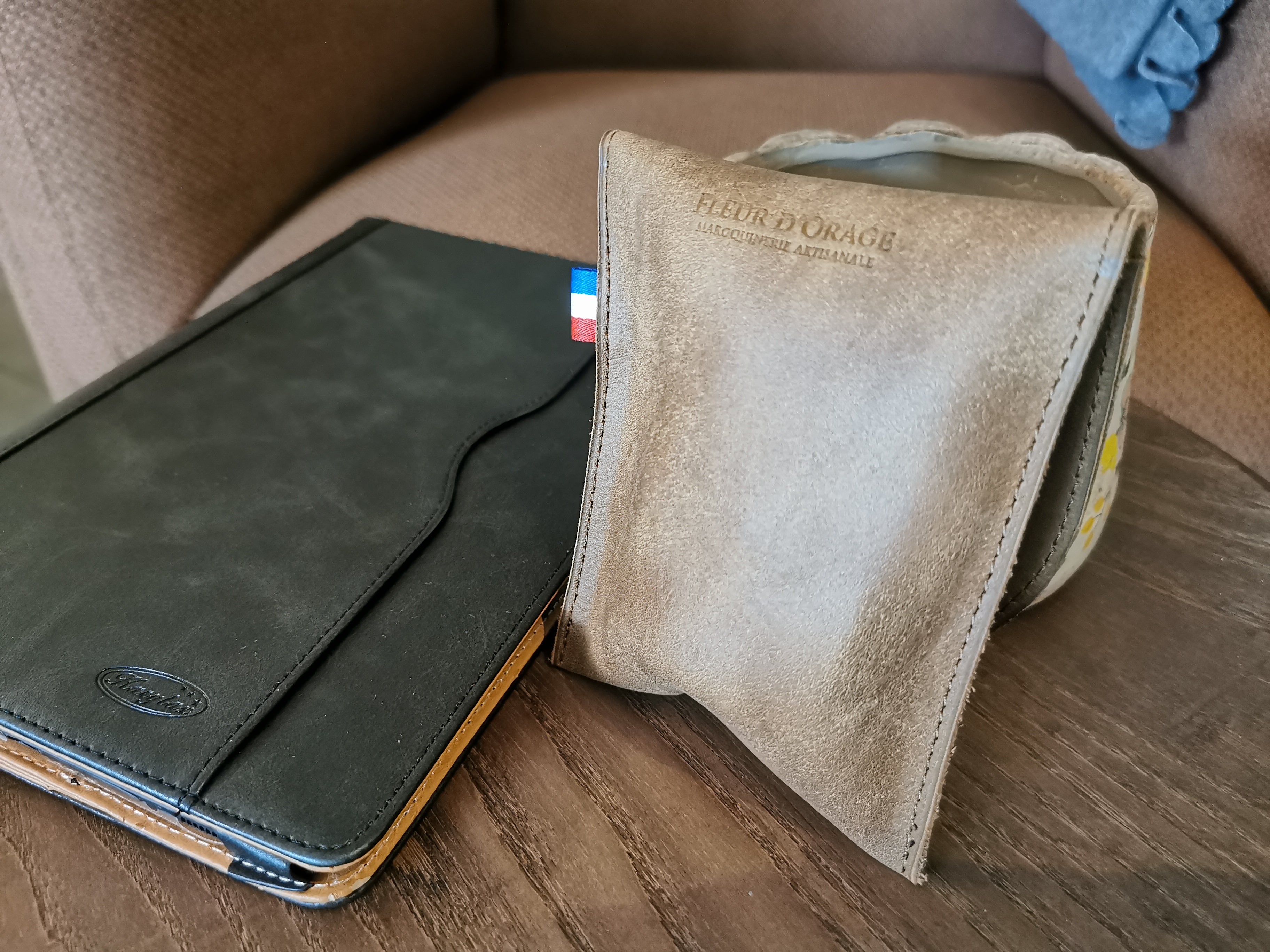 Fleur d'Orage étui chargeur cuir café nubuck