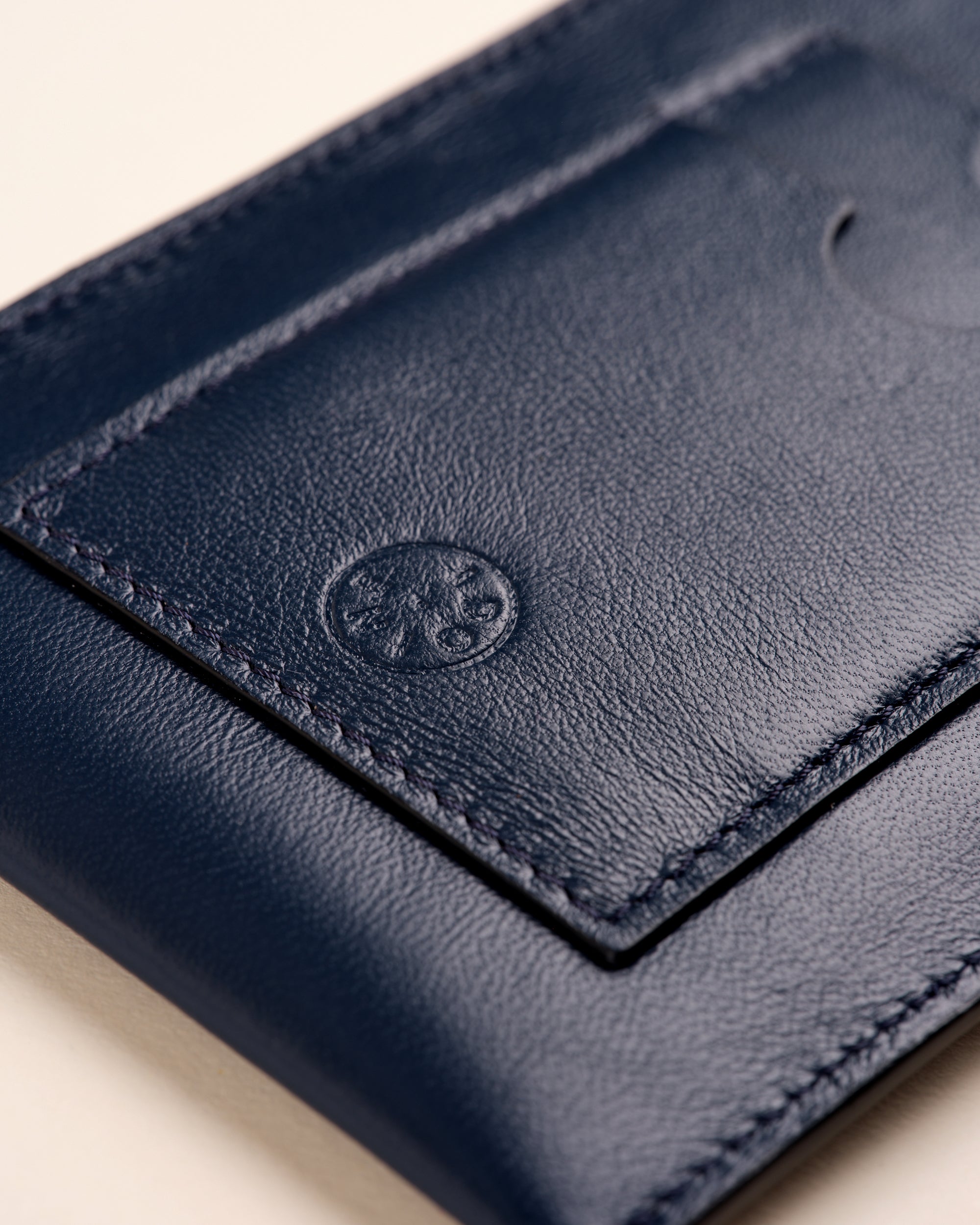 Idoine Bleu Nuit pochette smartphone cuir agneau sans initiales