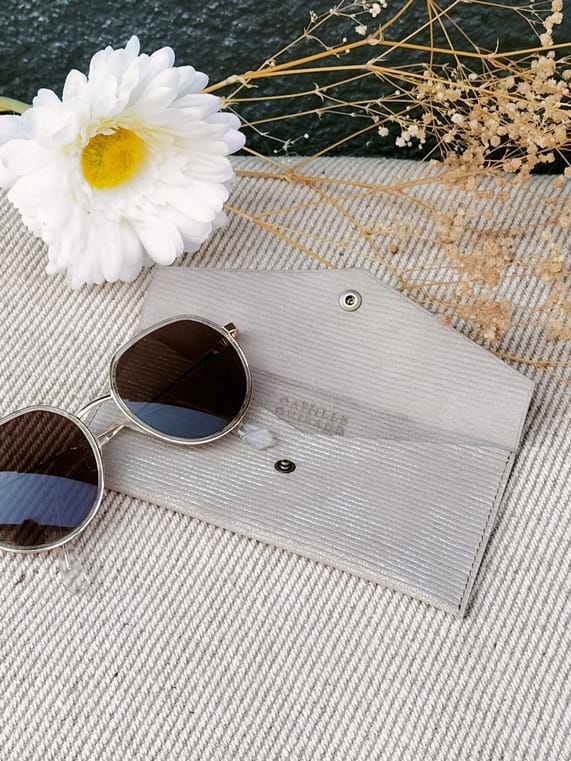 Camille Guiraud Étui lunettes enveloppe gris irisé cuir