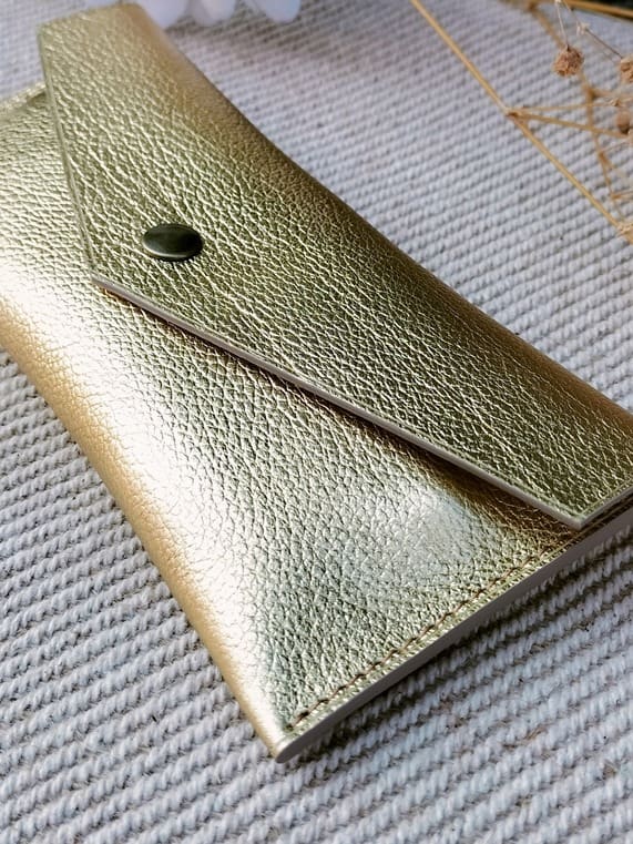 Camille Guiraud Étui lunettes enveloppe doré cuir veau