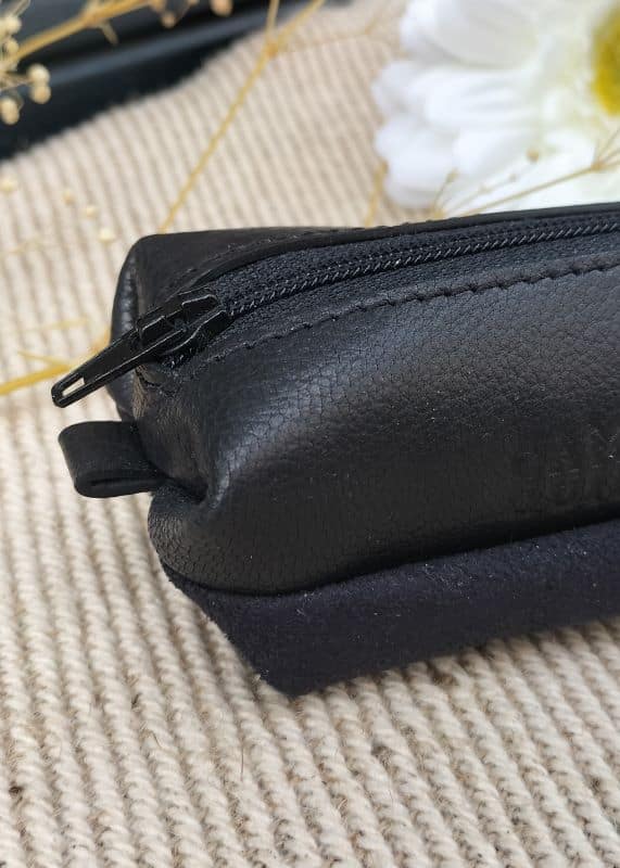 Camille Guiraud Baby-trousse cuir noir alcantara trousse