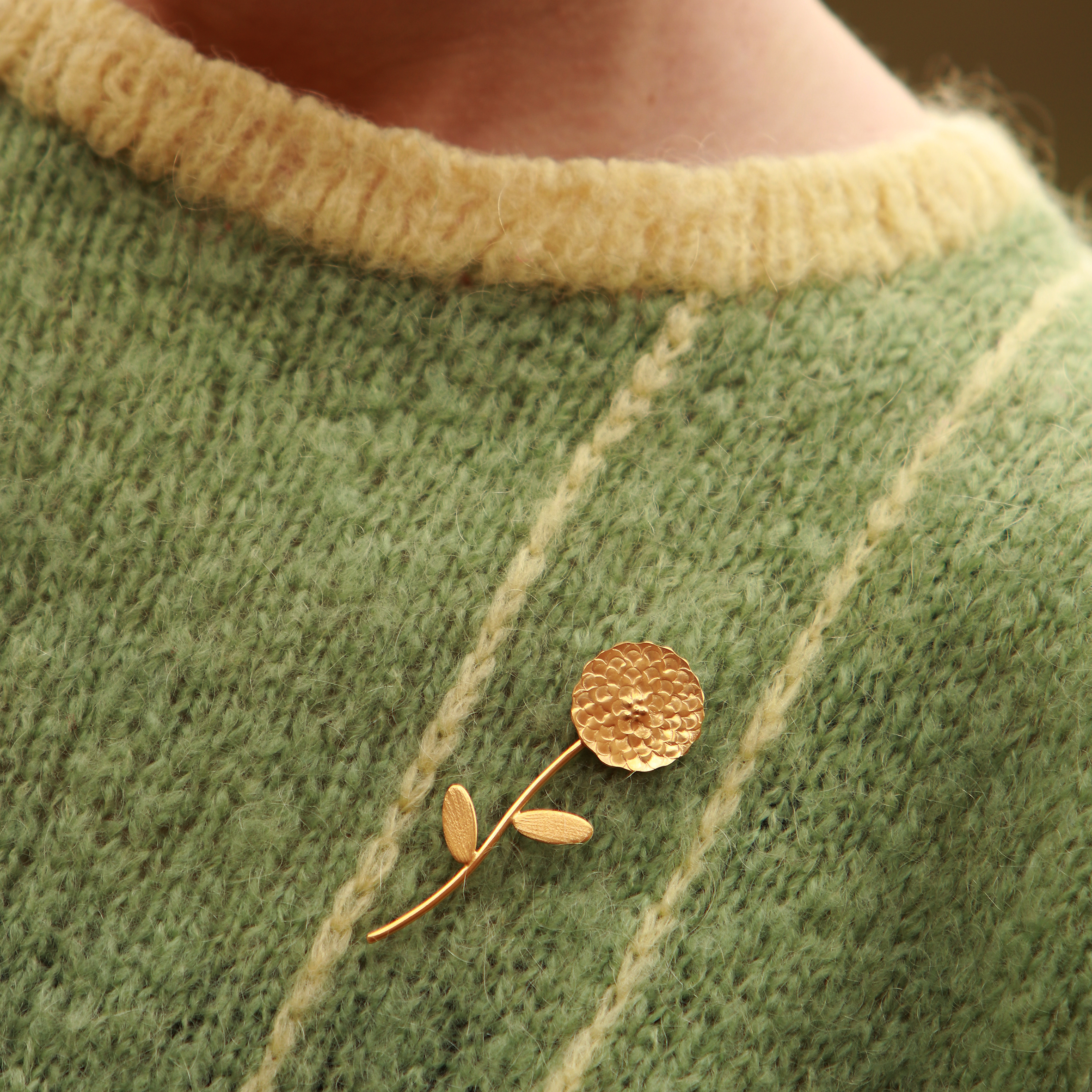 KIM JUDE Dahlia pin's broche fantaisie légère