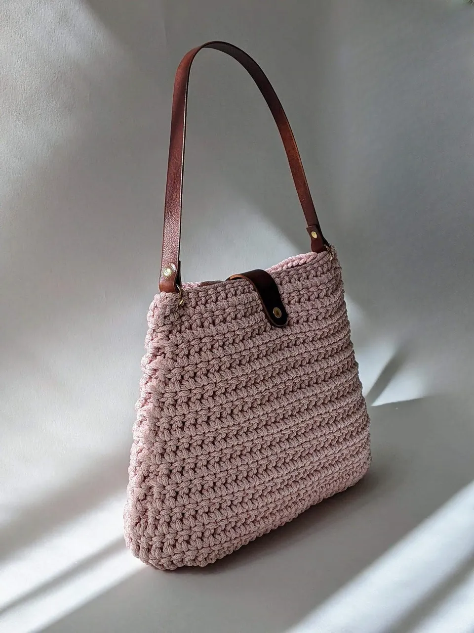 Georgetta Lucie cabas crochet rose poudré lanière cuir