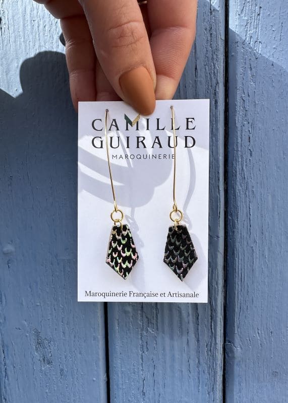 Camille Guiraud Écailles boucles pendantes cuir liège doré