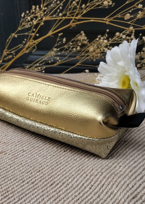 Camille Guiraud Trousse cuir doré caviar trousse maquillage