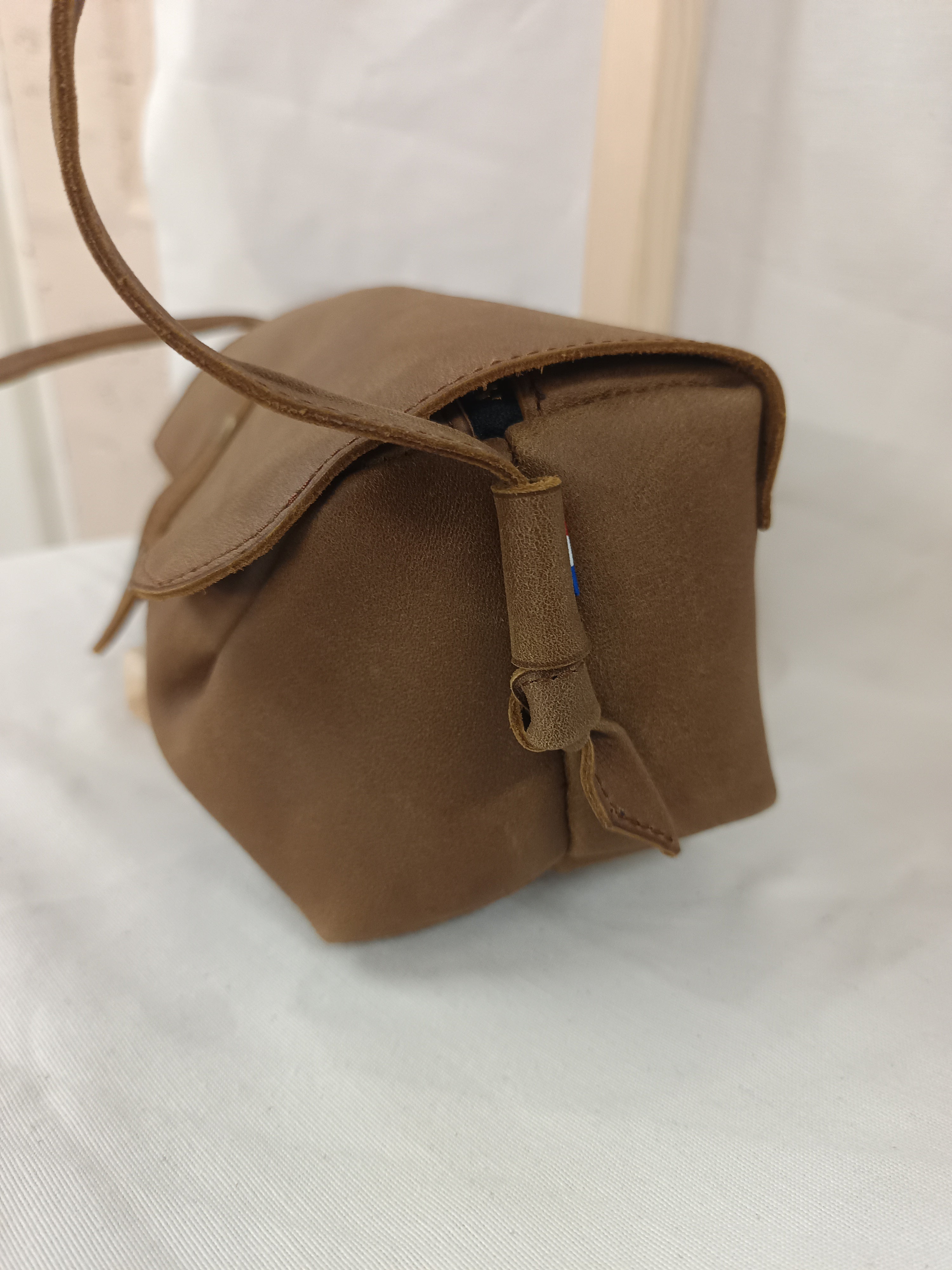 Fleur d’Orage La Ficelle sac à main cuir camel végétal