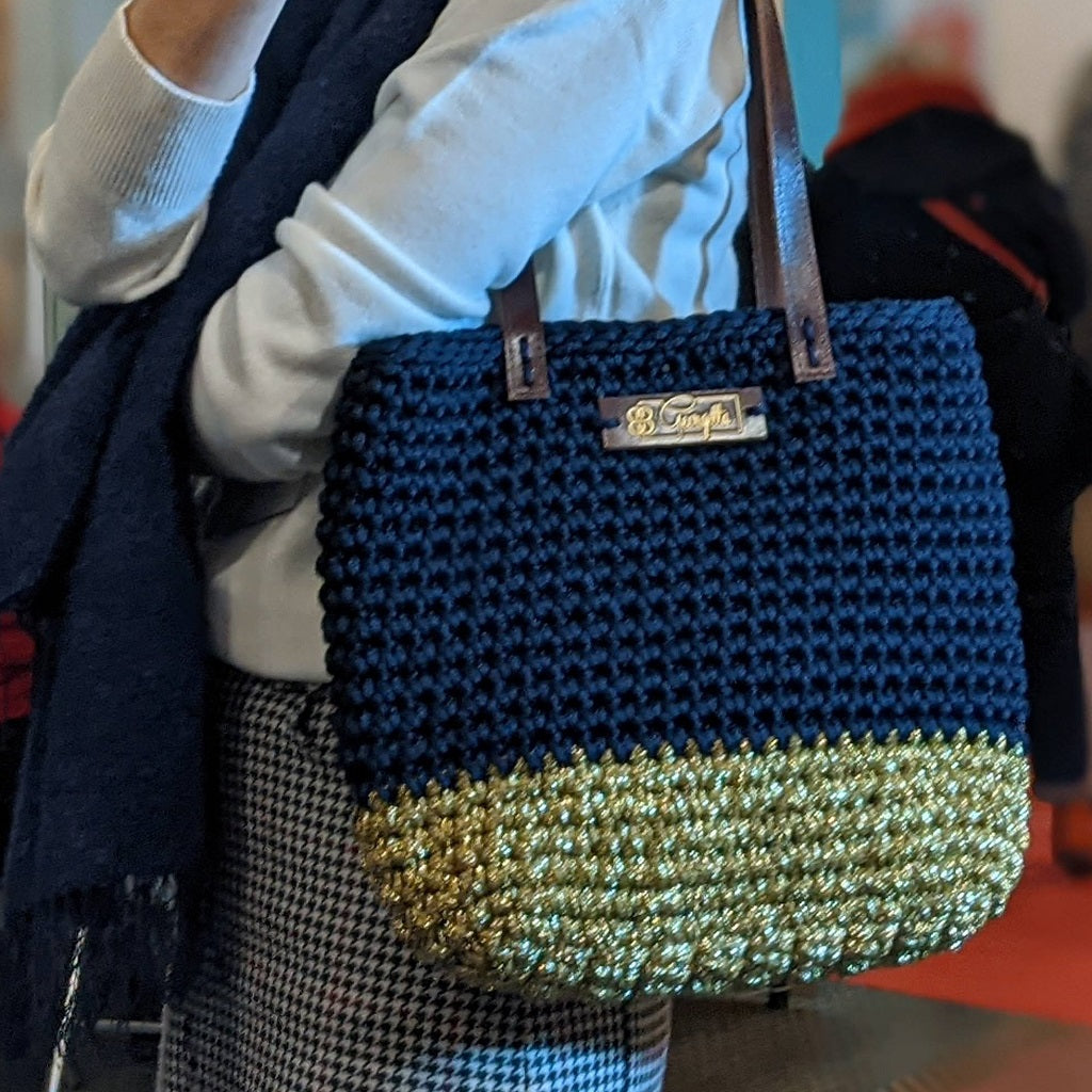 Georgetta Wendy cabas crochet bleu marine doré anses longues