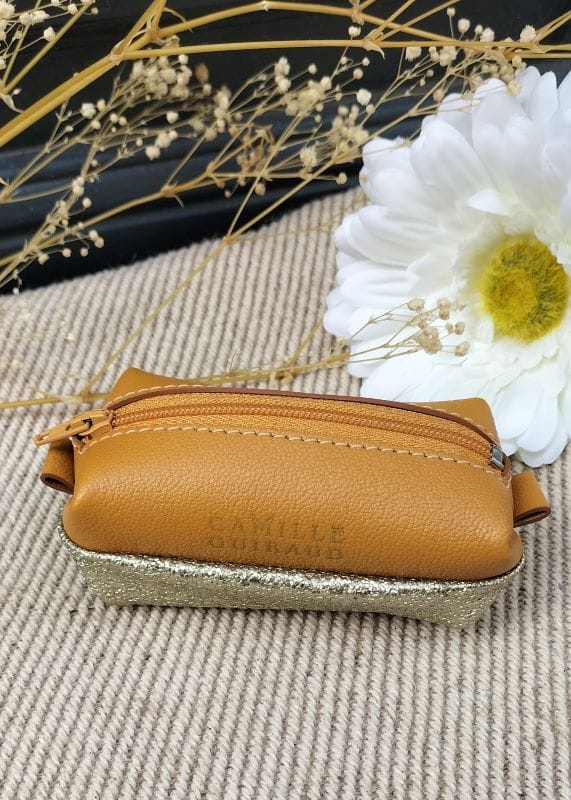 Camille Guiraud Baby-trousse jaune moutarde trousse caviar doré