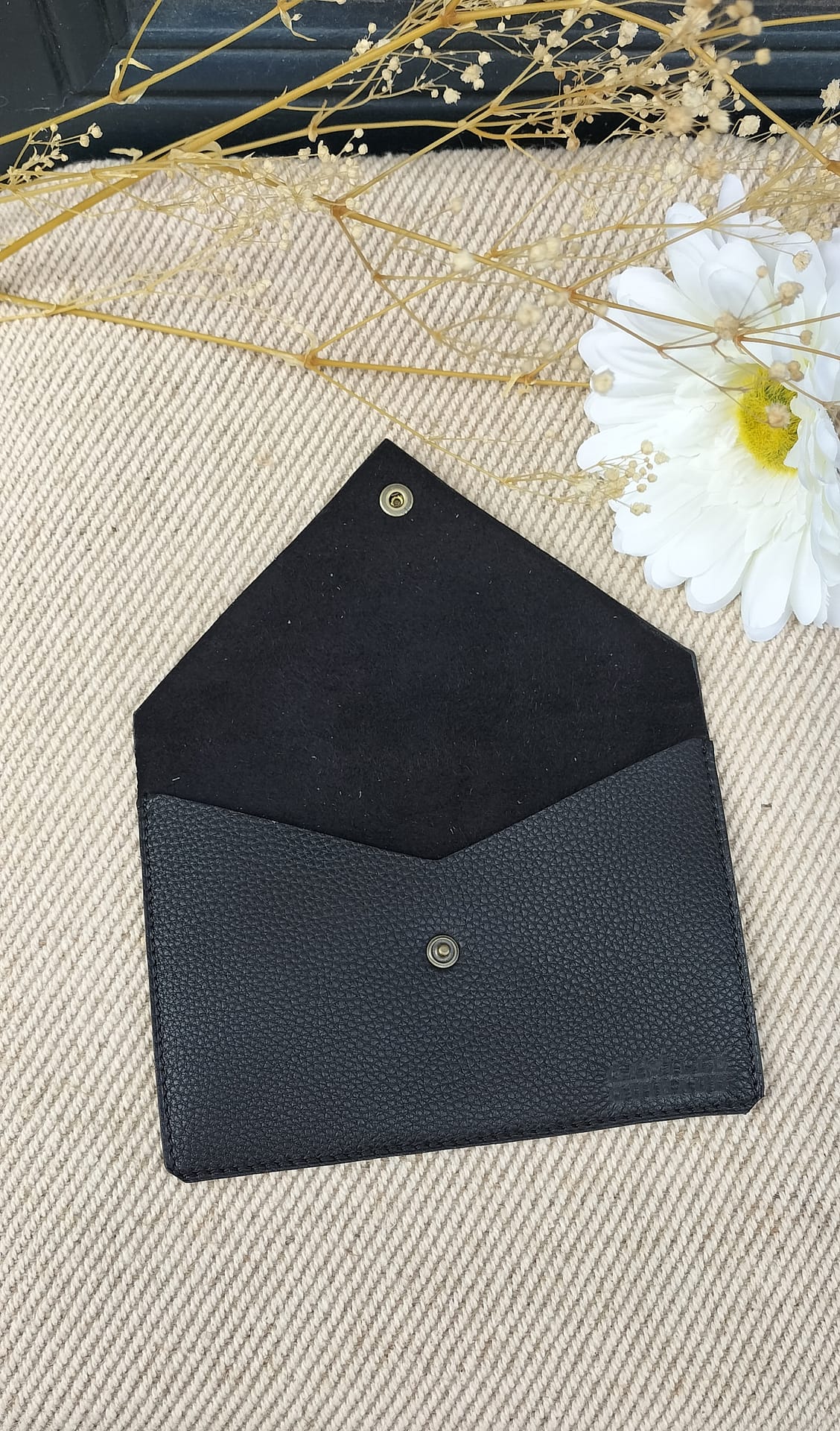 Camille Guiraud porte-carte grise enveloppe noir cuir