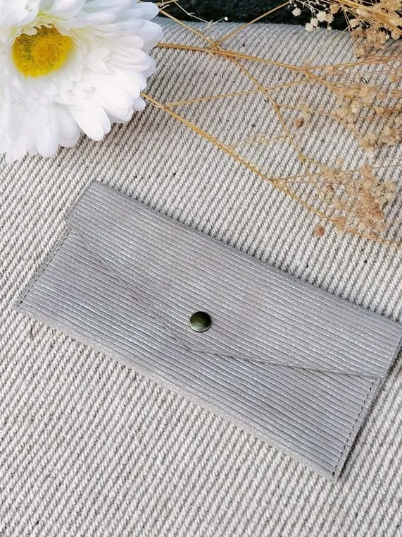 Camille Guiraud Étui lunettes enveloppe gris irisé cuir