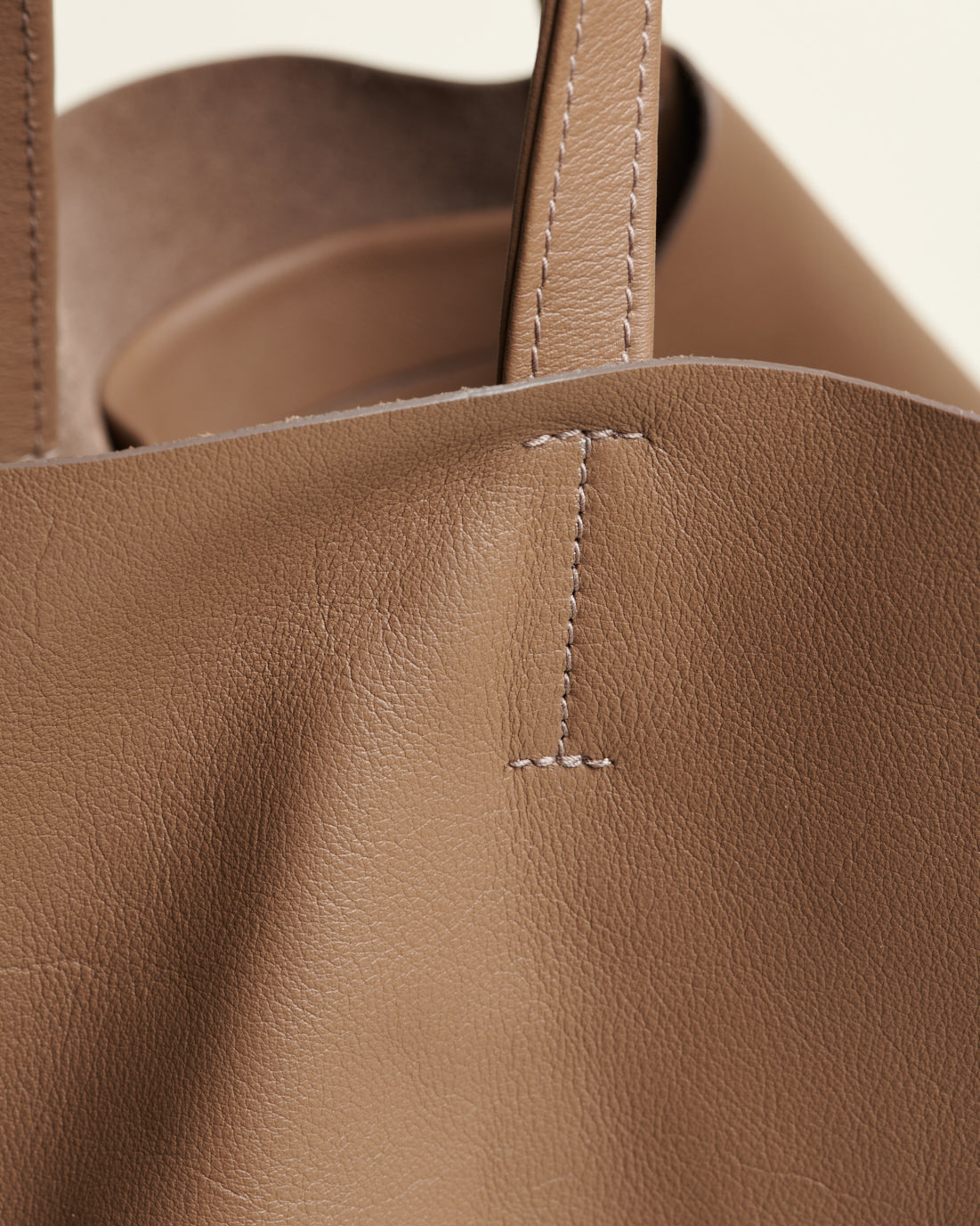 Idoine Soie de Cuir Taupe cabas cuir veau sans initiales