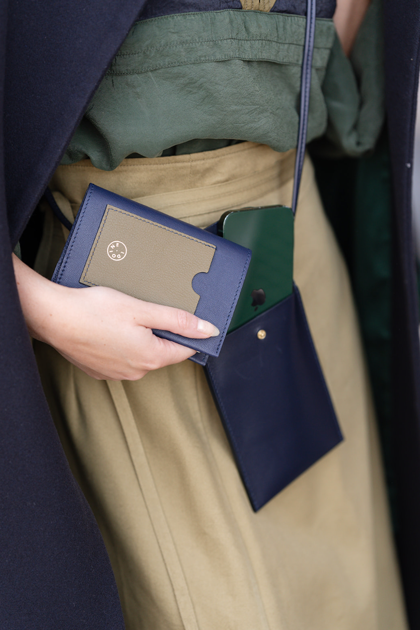 Idoine Bleu Nuit pochette smartphone cuir agneau sans initiales
