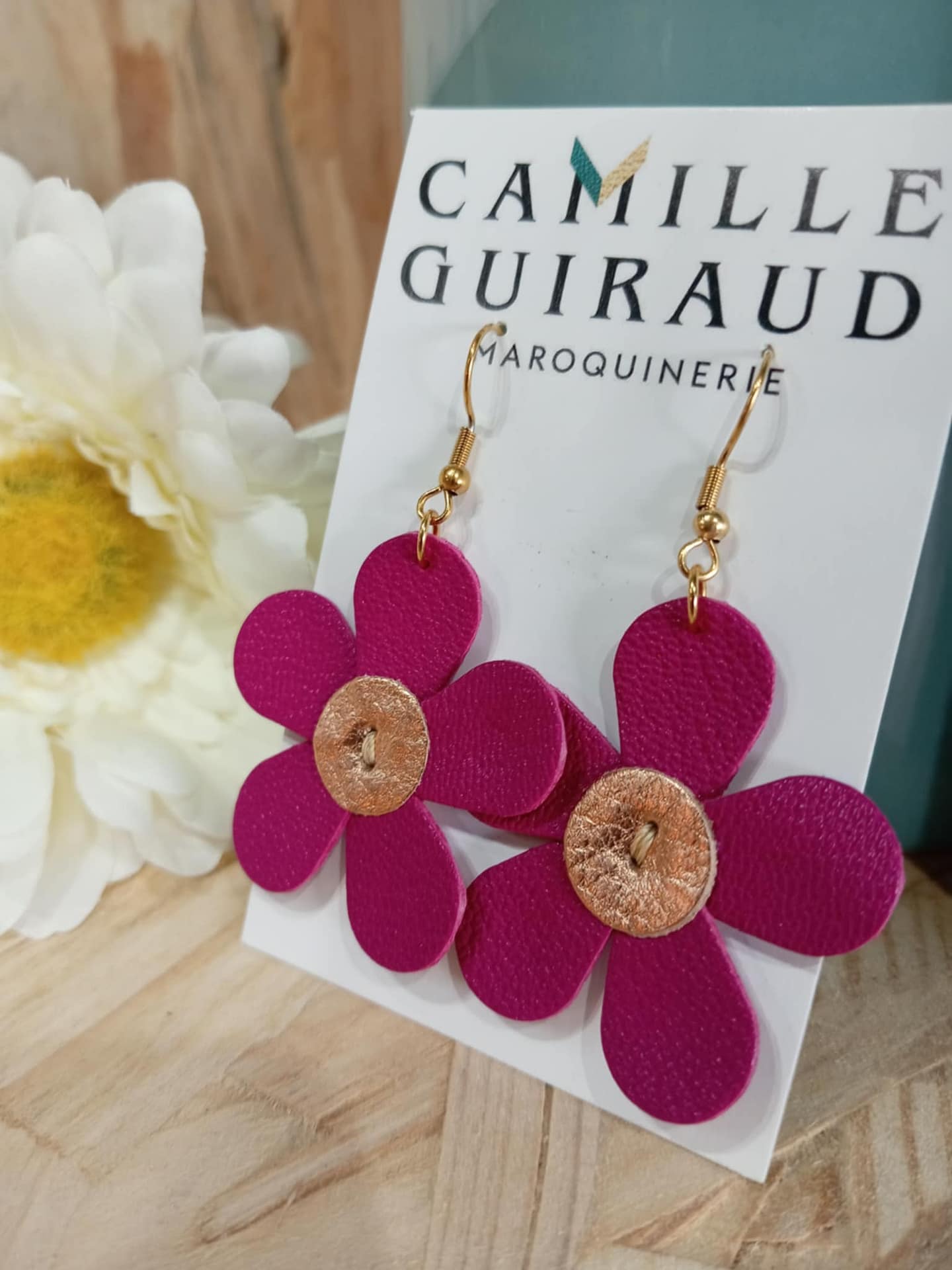 Camille Guiraud Marguerite boucles d'oreilles cuir fuchsia
